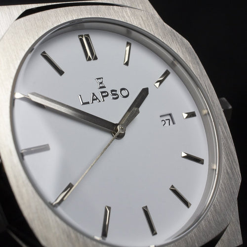 Reloj plateado con 3 manecillas y dial blanco con fecha