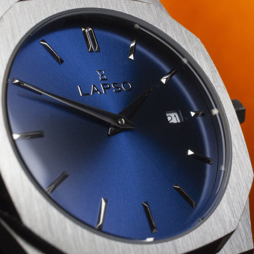 Reloj plateado con 2 manecillas y dial azul con fecha