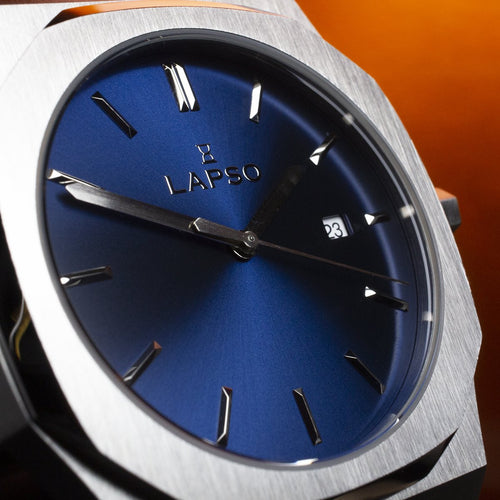 Reloj plateado con 3 manecillas y dial azul con fecha