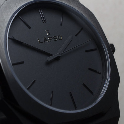 Reloj negro con 3 manecillas negras y dial negro