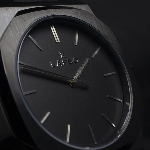 Reloj negro con 3 manecillas plateadas y dial negro