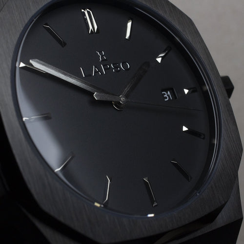 Reloj negro con 3 manecillas plateadas y dial negro con fecha