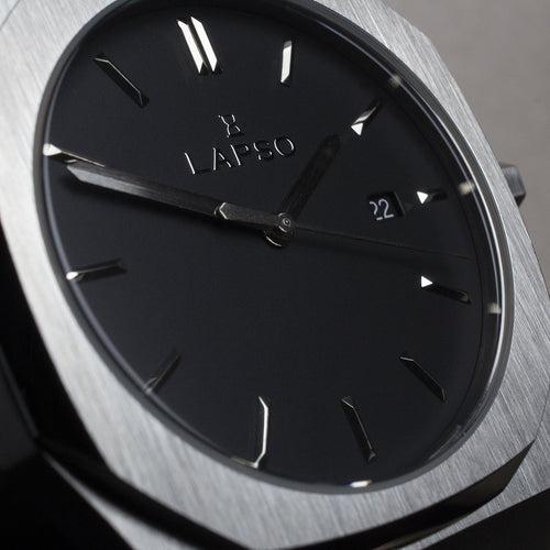 Reloj plateado con 3 manecillas y dial negro con fecha