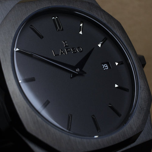 Reloj negro con 2 manecillas negras y dial negro con fecha