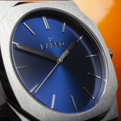 Reloj plateado con 3 manecillas y dial azul