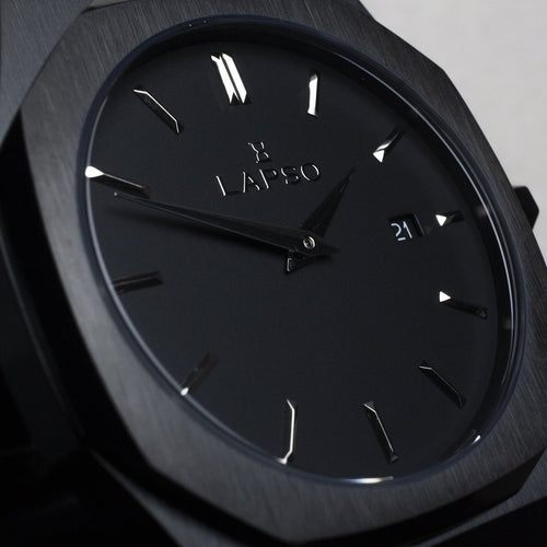 Reloj negro con 2 manecillas plateadas y dial negro con fecha