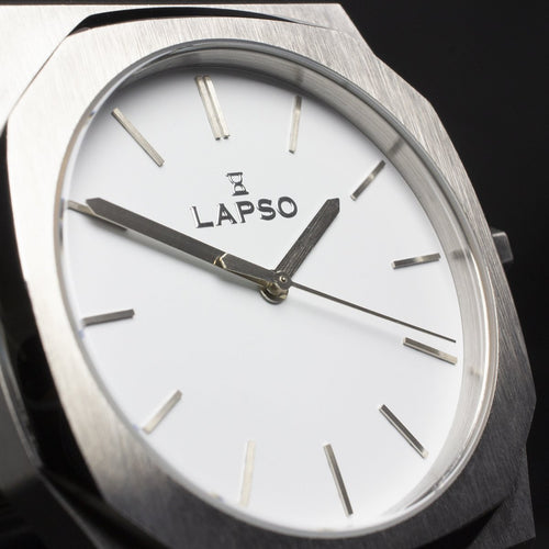 Reloj plateado con 3 manecillas y dial blanco