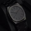 Reloj negro con 3 manecillas negras y dial negro con fecha