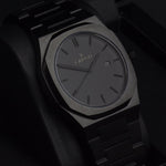 Reloj negro con 3 manecillas negras y dial negro con fecha