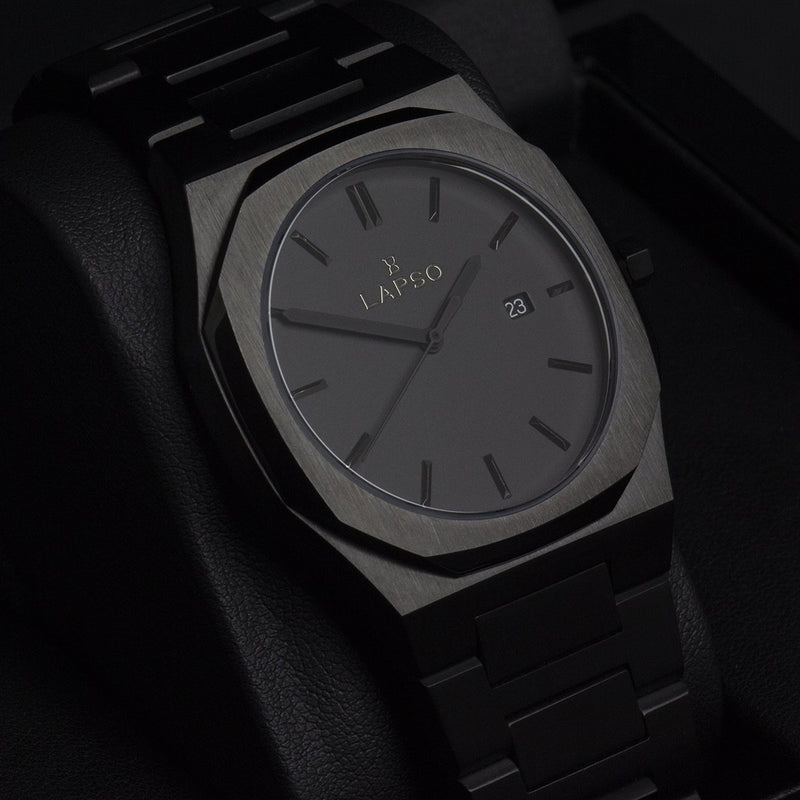 Reloj negro con 3 manecillas negras y dial negro con fecha