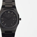 Reloj negro con 3 manecillas negras y dial negro con fecha