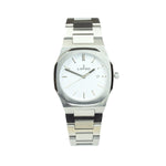 Reloj plateado con 3 manecillas y dial blanco con fecha