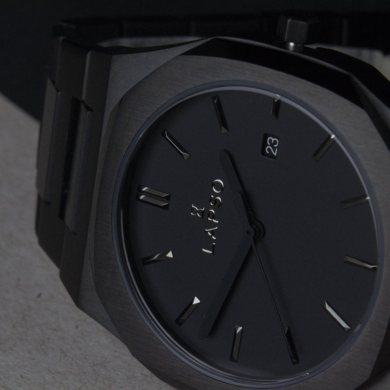 Reloj negro con 3 manecillas negras y dial negro con fecha