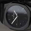 Reloj negro con 3 manecillas plateadas y dial negro con fecha