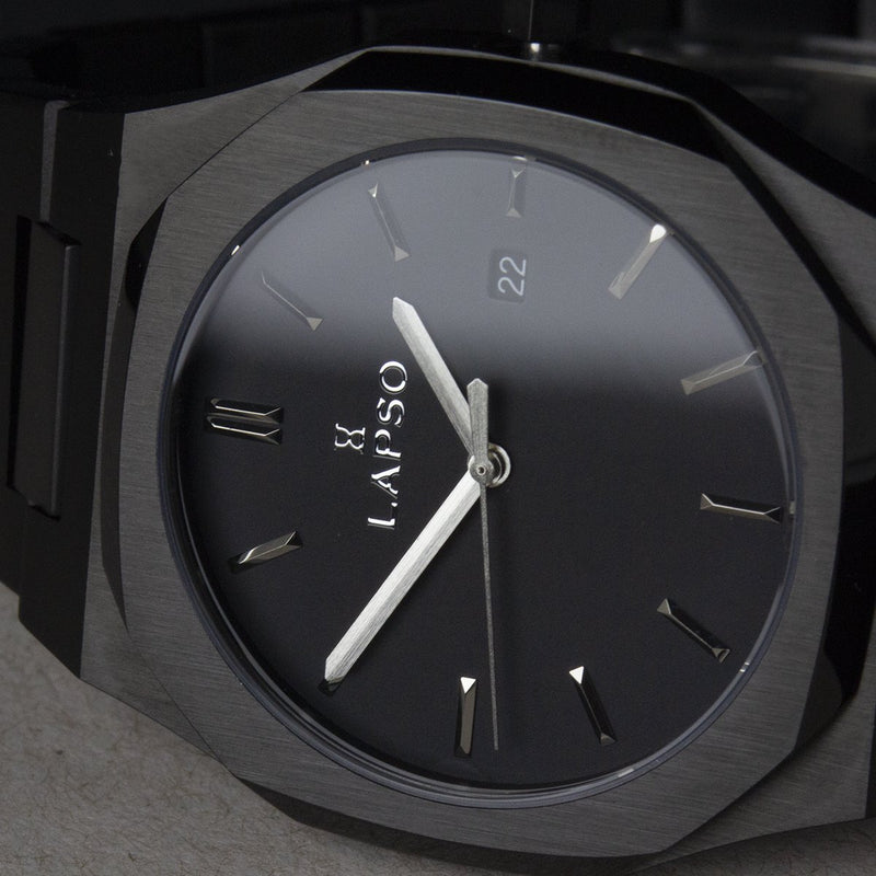 Reloj negro con 3 manecillas plateadas y dial negro con fecha