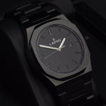 Reloj negro con 3 manecillas plateadas y dial negro con fecha