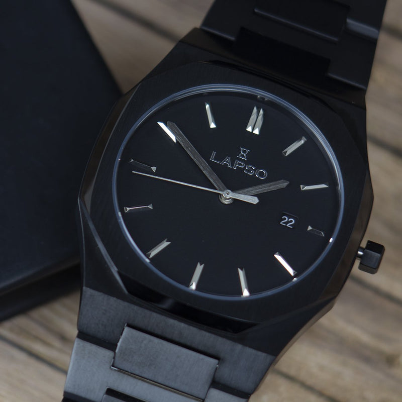 Reloj negro con 3 manecillas plateadas y dial negro con fecha