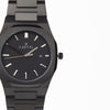 Reloj negro con 3 manecillas plateadas y dial negro con fecha
