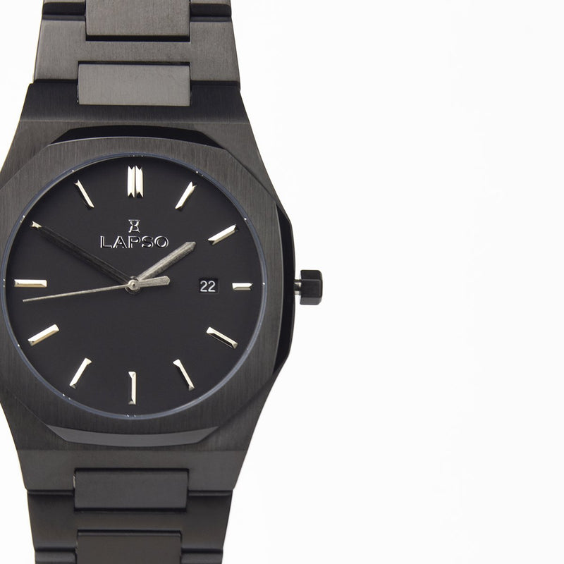 Reloj negro con 3 manecillas plateadas y dial negro con fecha