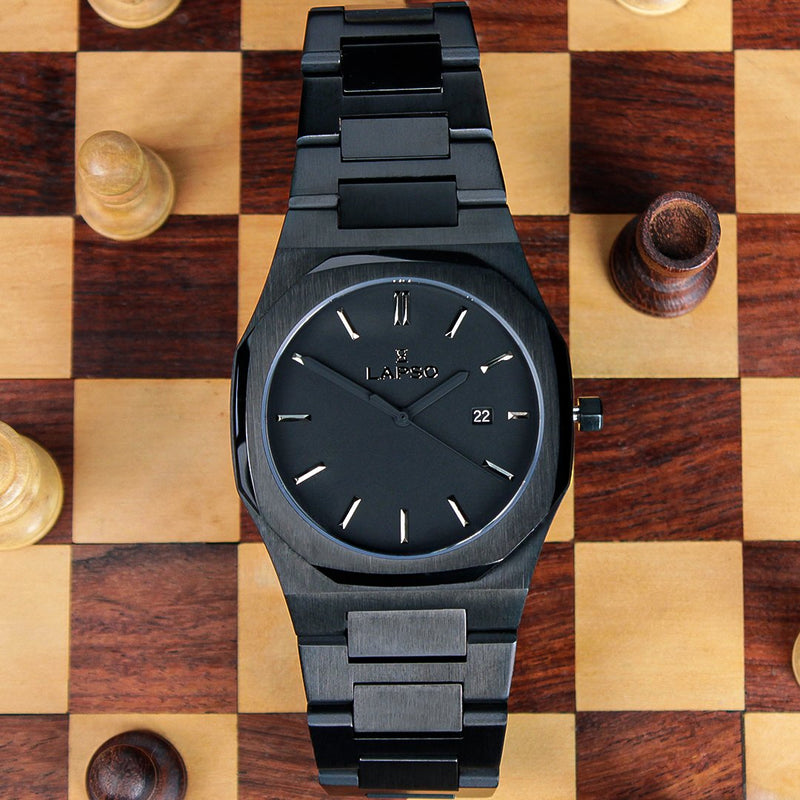 Reloj negro con 3 manecillas negras y dial negro con fecha