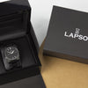Reloj negro con 3 manecillas plateadas y dial negro con fecha