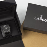 Reloj negro con 3 manecillas plateadas y dial negro con fecha