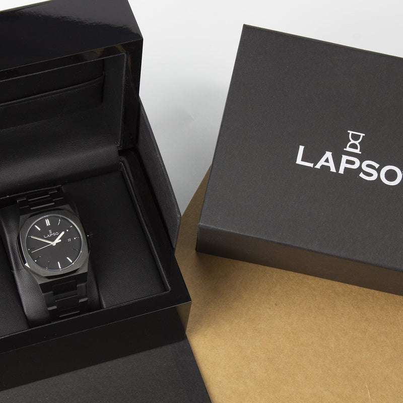 Reloj negro con 3 manecillas plateadas y dial negro con fecha