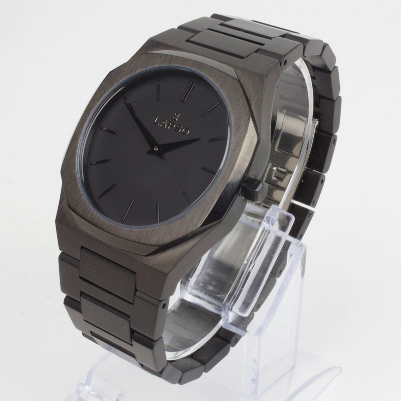 Reloj negro con 2 manecillas negras y dial negro