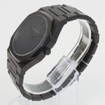 Reloj negro con 2 manecillas negras y dial negro