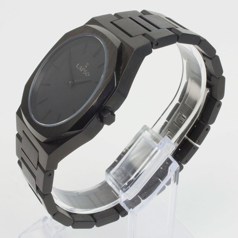 Reloj negro con 2 manecillas negras y dial negro