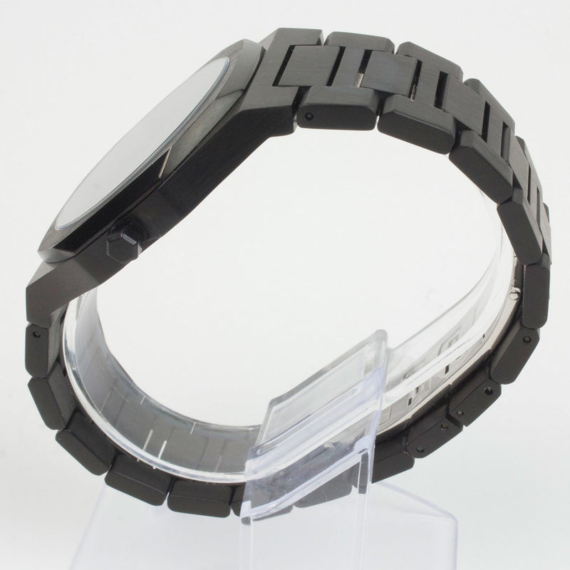 Reloj negro con 2 manecillas negras y dial negro
