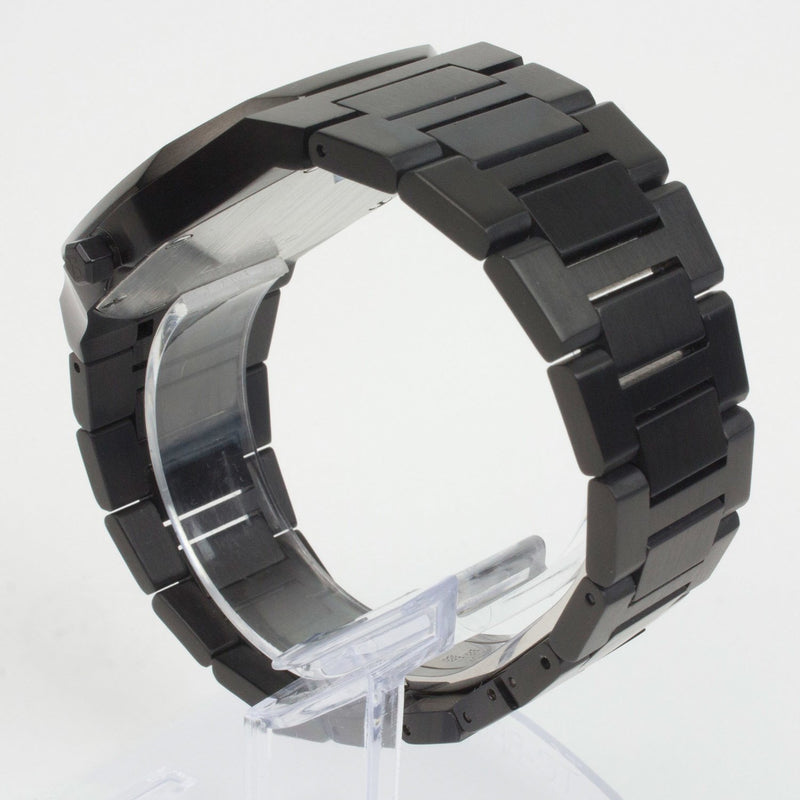 Reloj negro con 2 manecillas negras y dial negro