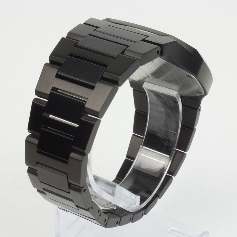 Reloj negro con 2 manecillas negras y dial negro