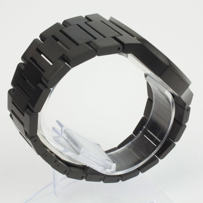 Reloj negro con 2 manecillas negras y dial negro