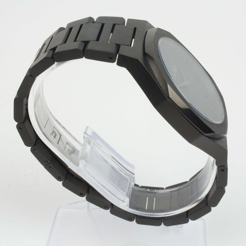Reloj negro con 2 manecillas negras y dial negro