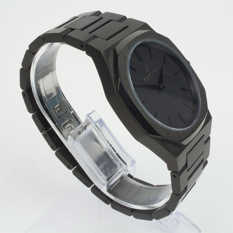 Reloj negro con 2 manecillas negras y dial negro