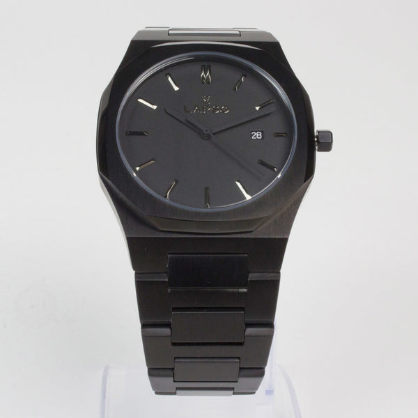 Reloj negro con 3 manecillas negras y dial negro con fecha