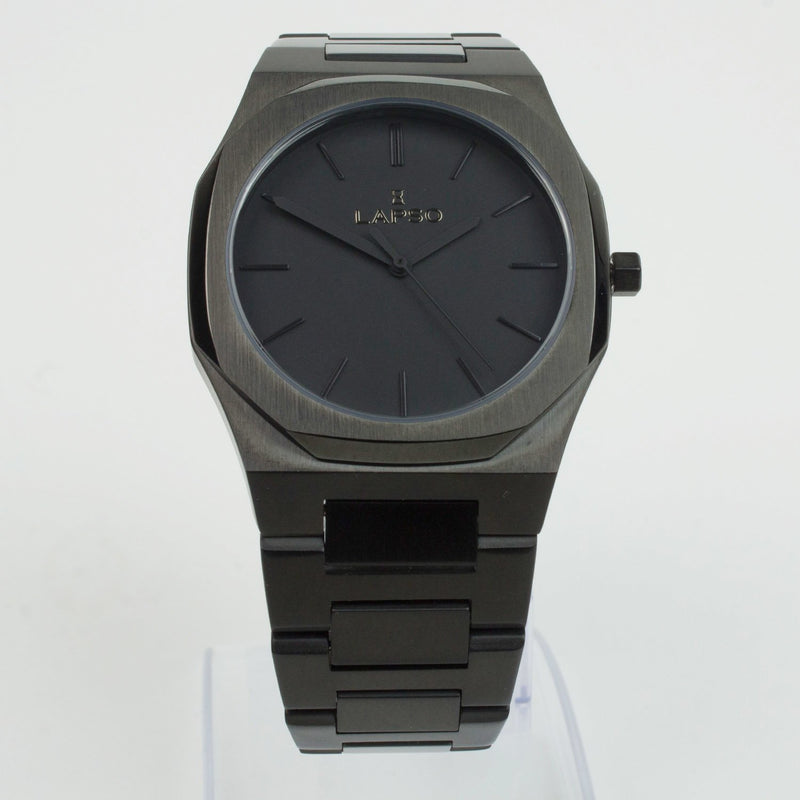 Reloj negro con 3 manecillas negras y dial negro