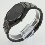 Reloj negro con 3 manecillas negras y dial negro