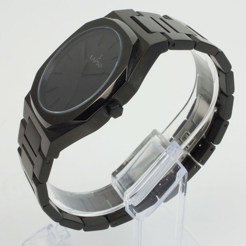 Reloj negro con 3 manecillas negras y dial negro