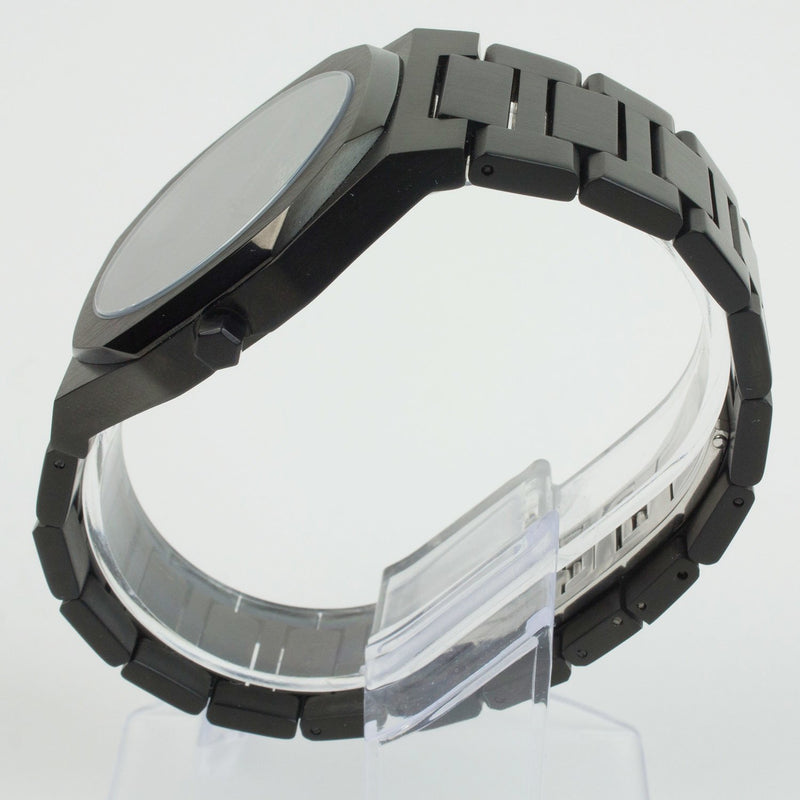 Reloj negro con 3 manecillas negras y dial negro