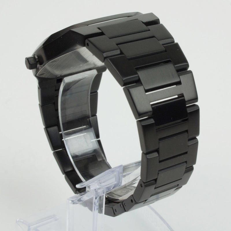 Reloj negro con 3 manecillas negras y dial negro