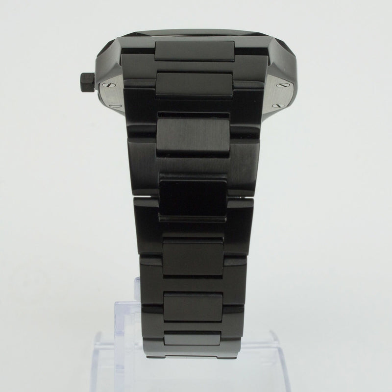 Reloj negro con 3 manecillas negras y dial negro