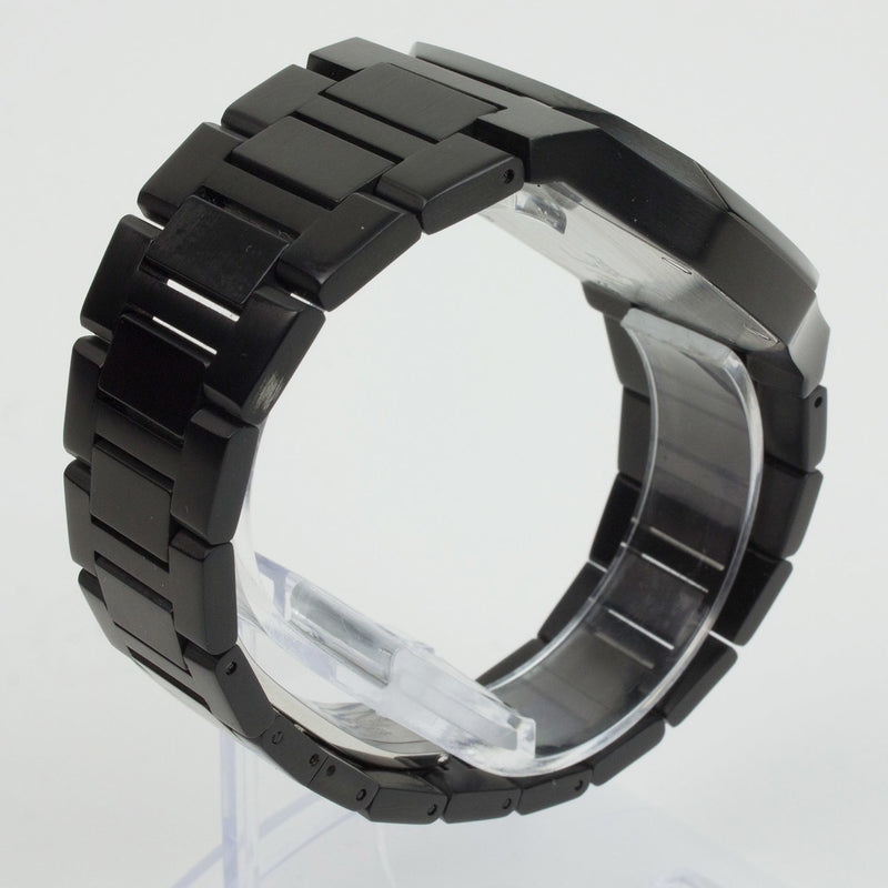 Reloj negro con 3 manecillas negras y dial negro