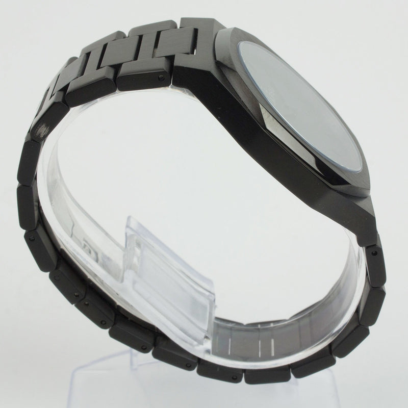 Reloj negro con 3 manecillas negras y dial negro