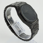 Reloj negro con 3 manecillas negras y dial negro