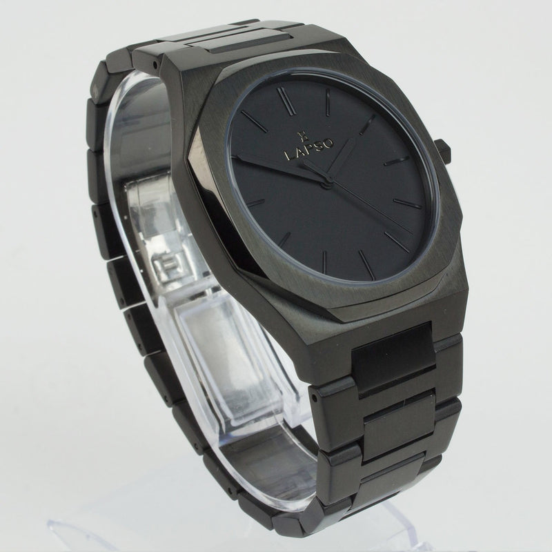 Reloj negro con 3 manecillas negras y dial negro