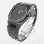 Reloj negro con 2 manecillas plateadas y dial negro con fecha