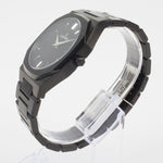 Reloj negro con 2 manecillas plateadas y dial negro con fecha