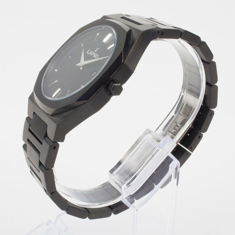 Reloj negro con 2 manecillas plateadas y dial negro con fecha